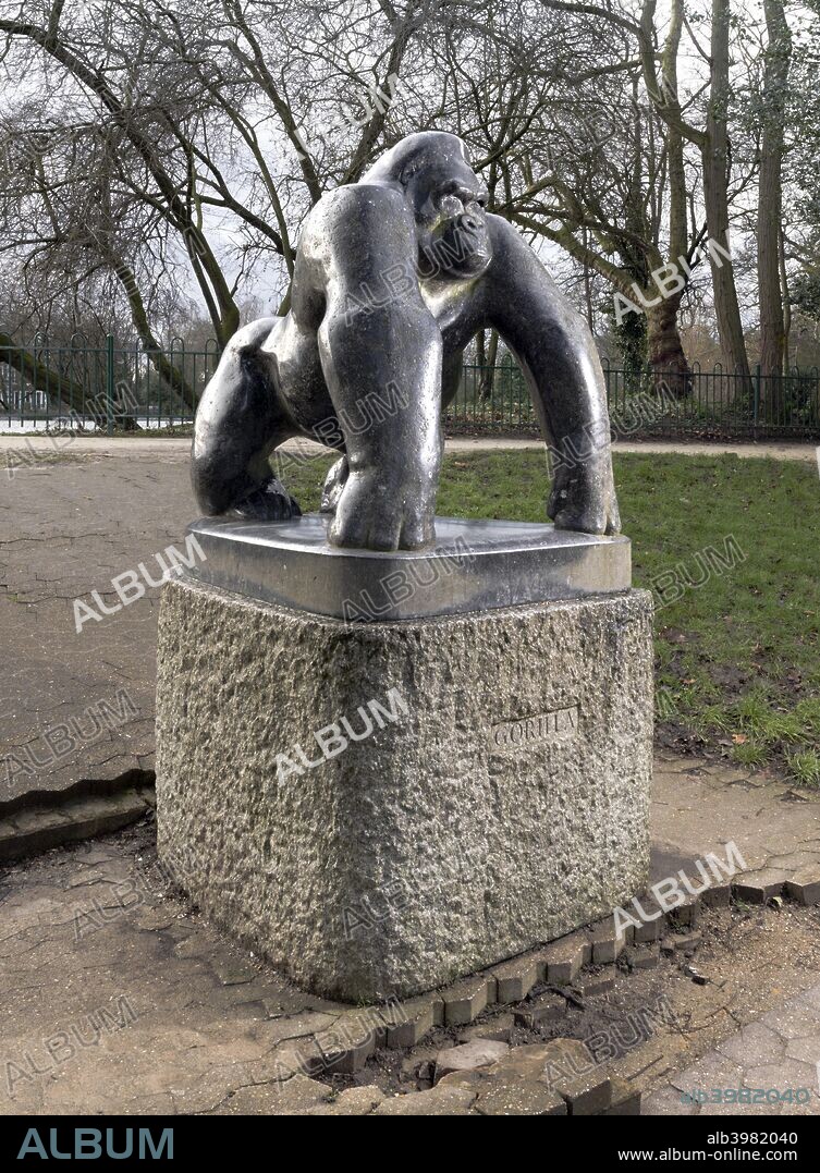'Guy The Gorilla', sculpture by David Wynne, Crystal Palace Park, Sydenham, London, 2016.