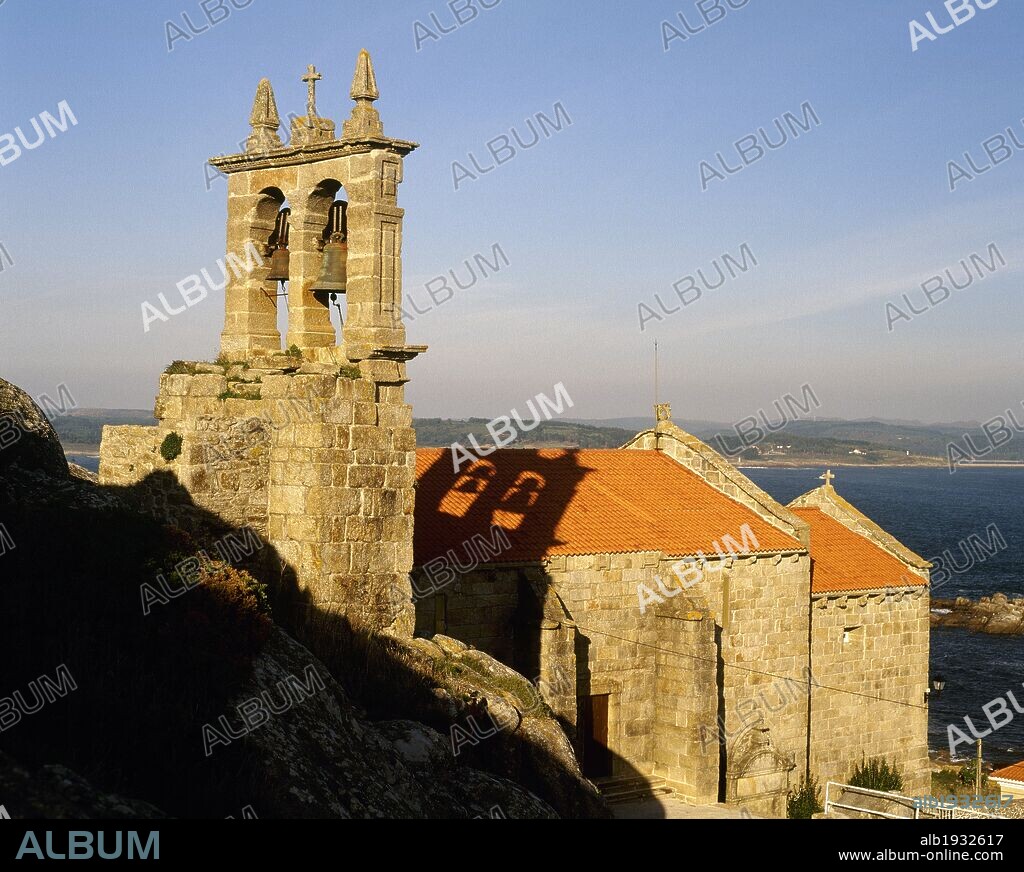 GALICIA. MUXIA. Vista de la IGLESIA PARROQUIAL DE SANTA MARIA DE MUXIA, construída en el siglo XIV en estilo gótico marinero sobre un templo anterior del siglo XII. Provincia de A Coruña. España.