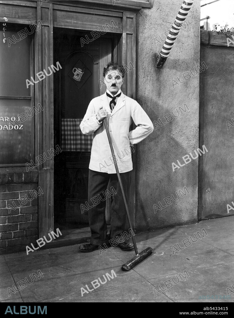 CHARLIE CHAPLIN en EL GRAN DICTADOR, 1940 (THE GREAT DICTATOR), dirigida por CHARLES CHAPLIN. Copyright UNITED ARTISTS.