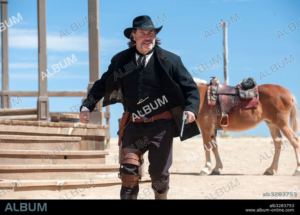 TRAVOLTA JOHN. JOHN TRAVOLTA en EL VALLE DE LA VENGANZA, 2016 (IN A VALLEY OF VIOLENCE), dirigida por TI WEST. Copyright BLUMHOUSE PRODUCTIONS.