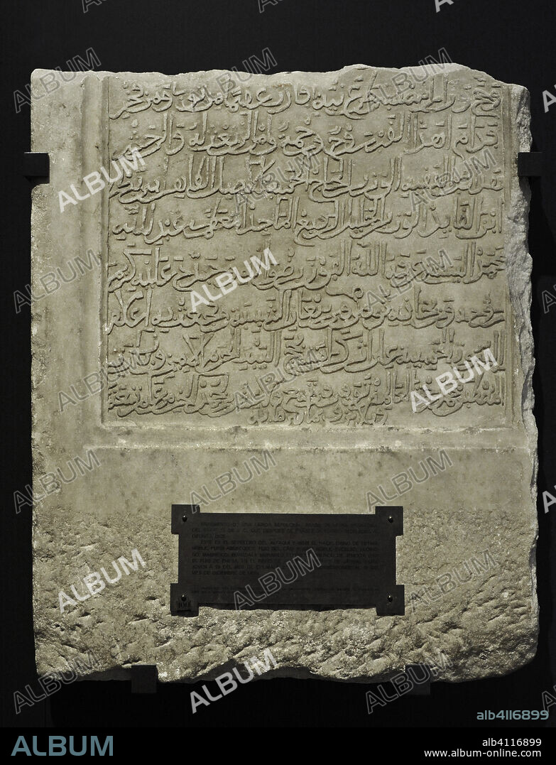Fragmento de una lápida sepulcral escrita en caracteres nasjíes. Perteneciente al sepulcro del alfaquí y visir El Hach (m. 19 de diciembre de 1435). Siglo XV. Reino Nazarí de Granada. Museo Arqueológico Nacional. Madrid. España.