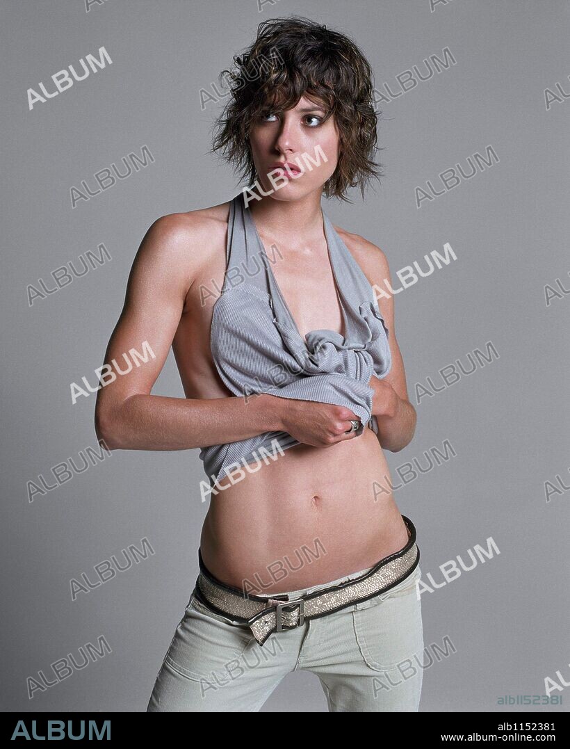 KATHERINE MOENNIG en THE L WORD, 2004, dirigida por ANGELA ROBINSON, ILENE CHAIKEN y ROSE TROCHE. Copyright anonymous content/dufferin gate productions.