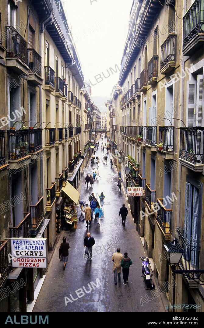 San Sebastián / Donostia; calle del Puerto en casco antiguo.