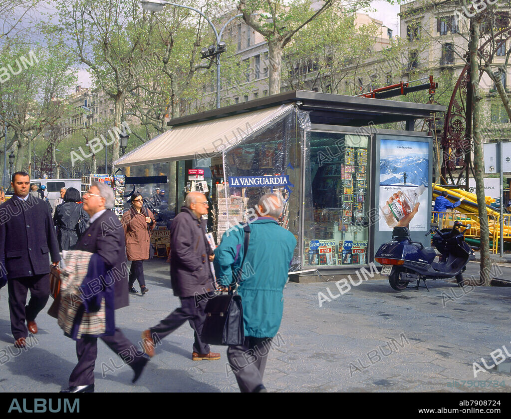 QUIOSCO DE PRENSA EN EL PASEO DE GRACIA - FOTO AÑOS 00.
