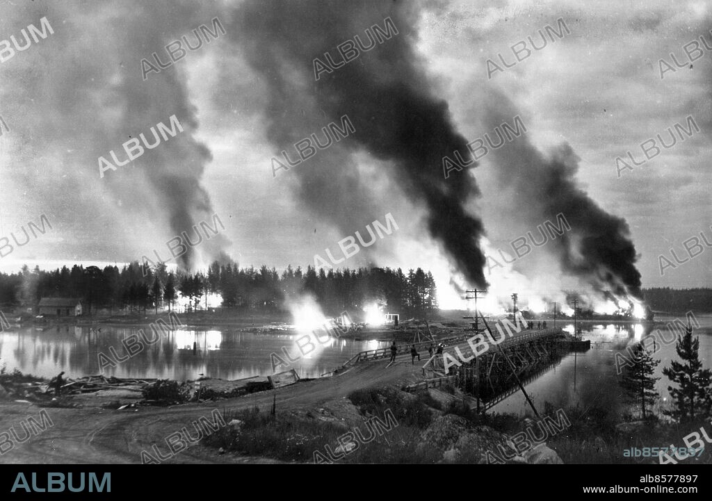 ARKIV 1944. Eldsflammor och rök stiger mot himlen efter artillerield över Ilomantstrakten i finska Karelen under andra världskriget 1944.. Foto: Suomen Kuvapalvelu / RepBild / SCANPIX / Kod: 37770.