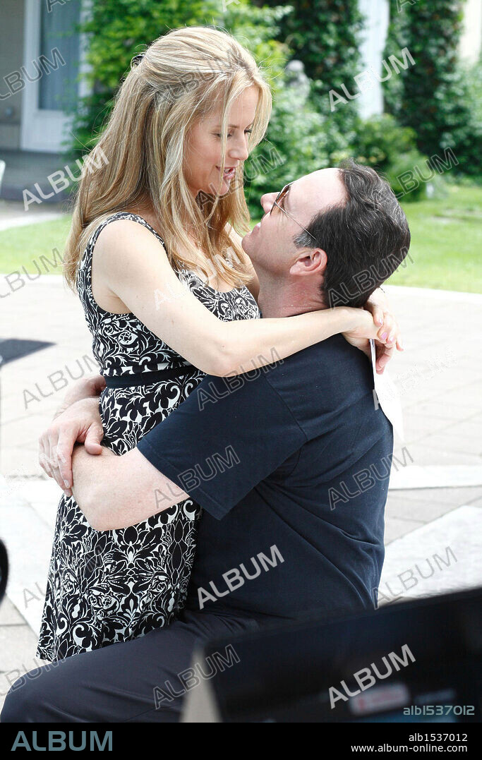 KELLY PRESTON y KEVIN SPACEY en CORRUPCION EN EL PODER, 2010 (CASINO JACK), dirigida por GEORGE HICKENLOOPER. Copyright TRIGGER STREET PRODUCTIONS.