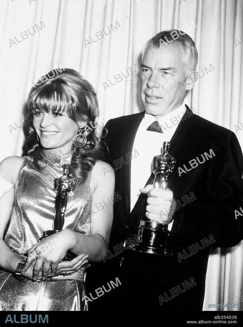 JULIE CHRISTIE y LEE MARVIN. 38ª Edición de los Premios Oscar (1966). Lee Marvin premiado como mejor actor por "La ingenua explosiva". Julie Christie premiada como mejor actriz por "Darling". 1966