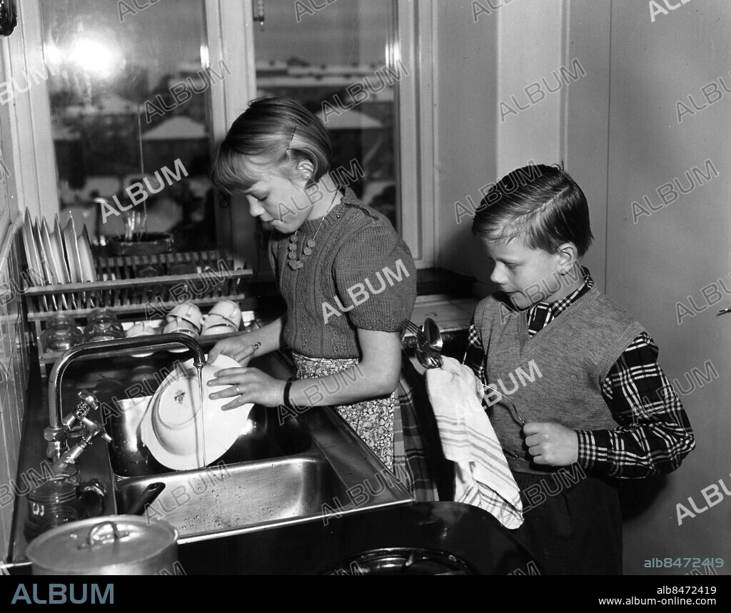 ARKIV 1954 - Syskon i Hägersten hjälps åt med disken. Foto: Olle Wester Kod: 44 . COPYRIGHT SCANPIX SWEDEN.