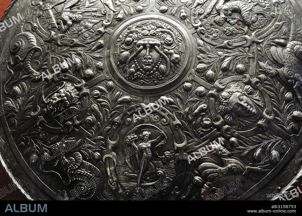 Escudo. Francia. 1540-1550. Detalle. Sala de los Caballeros. Arsenal. Museo del Hermitage (The State Hermitage Museum). San Petersburgo. Rusia.