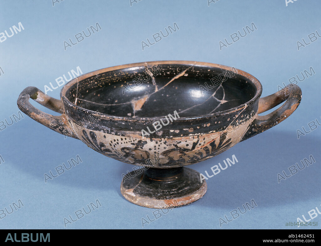 ARTE GRIEGO. ESPAÑA. KYLIX de figuras negras. Inicios s. V a. C. El Kylix es un vaso globular característico en la cerámica griega. Procedente de Empúries (Alt Empordà). Girona. Museo Arqueológico de Girona. Cataluña.