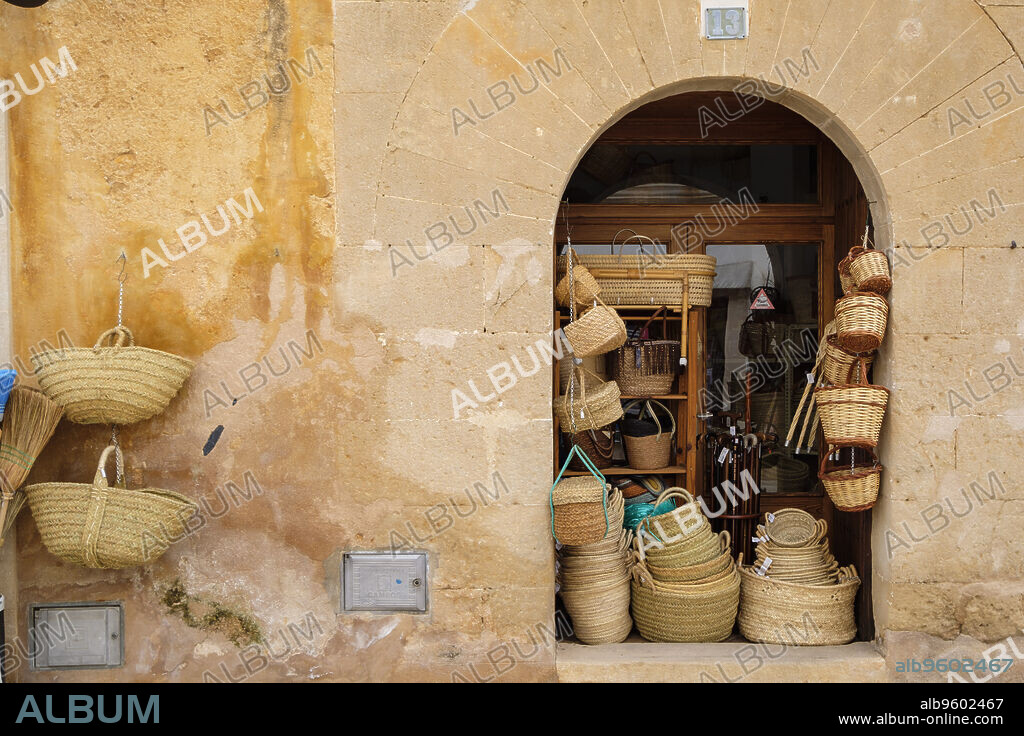 cestos de mimbre y esparto, Can Verdera, Campos, Mallorca, balearic islands, Spain.