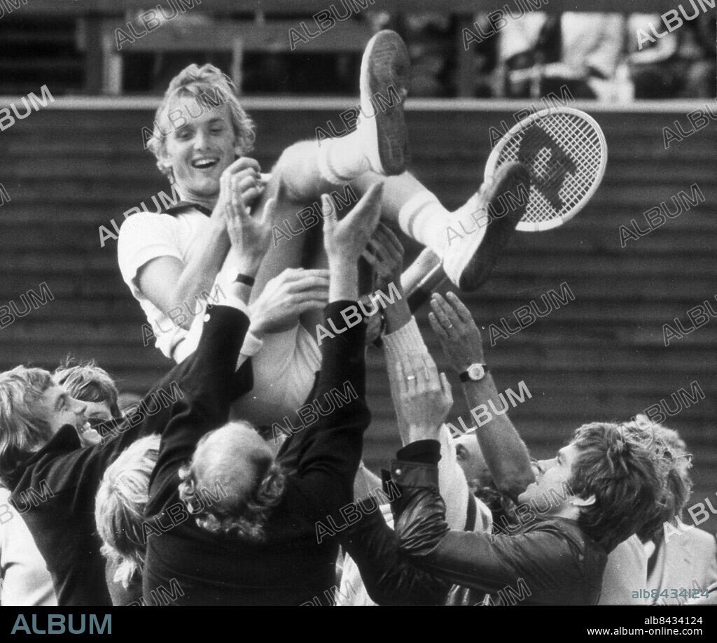 BÅSTAD 19750921 . "Bragd-Birger", Birger Andersson hissas av Lennart Bergelin och de andra i Davis Cup-laget i Båstad i samband med matchen mot Chile. Foto Jan Collsiöö code 1001. COPYRIGHT PRESSENS BILD.