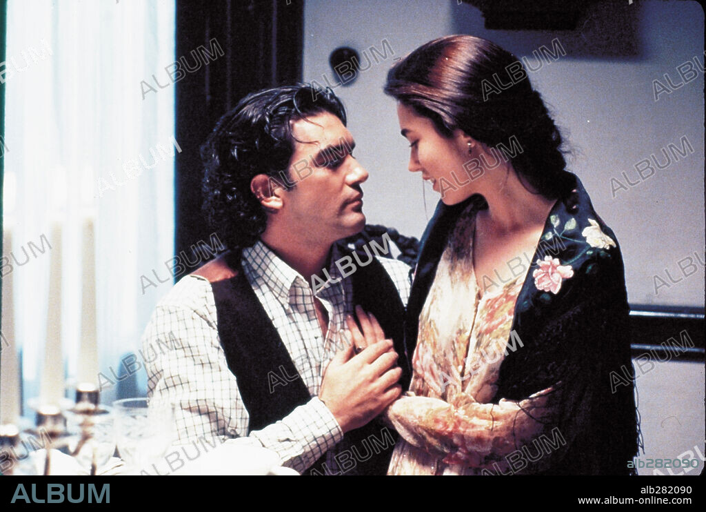 ANTONIO BANDERAS and JENNIFER CONNELLY in OF LOVE AND SHADOWS, 1994, directed by BETTY KAPLAN. Copyright WARNER BROTHERS.