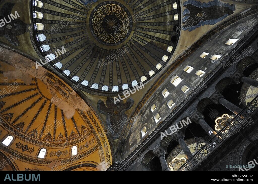ARTE BIZANTINO. SANTA SOFIA (s. VI-VII). Construida por los arquitectos ANTEMIO DE TRALLES e ISIDORO DE MILETO entre 532 y 537. Posteriormente fue convertida en mezquita. Panorámica de la bóveda central. ESTAMBUL. Turquía.
