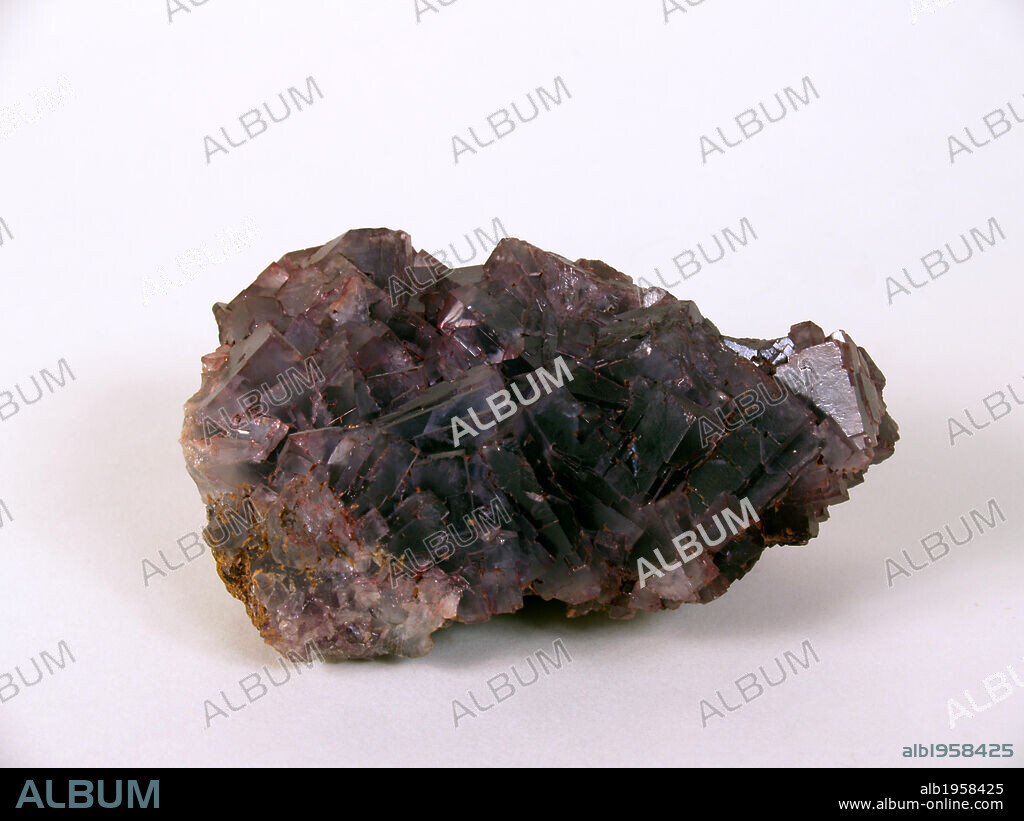 FLUORITA. Fluoruro de calcio, monométrico, cristales cúbicos u octaédricos con brillo vítreo. Sirve como fundente en metalurgia y para la obtención de ácido fluorhídrico.