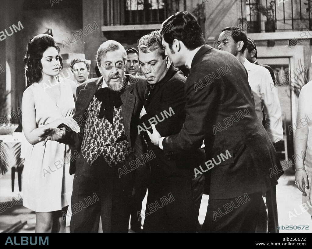 ANGEL GARASA, CANTINFLAS y LUPITA FERRER en UN QUIJOTE SIN MANCHA, 1969, dirigida por MIGUEL M. DELGADO. Copyright POSA FILMS, S.A.