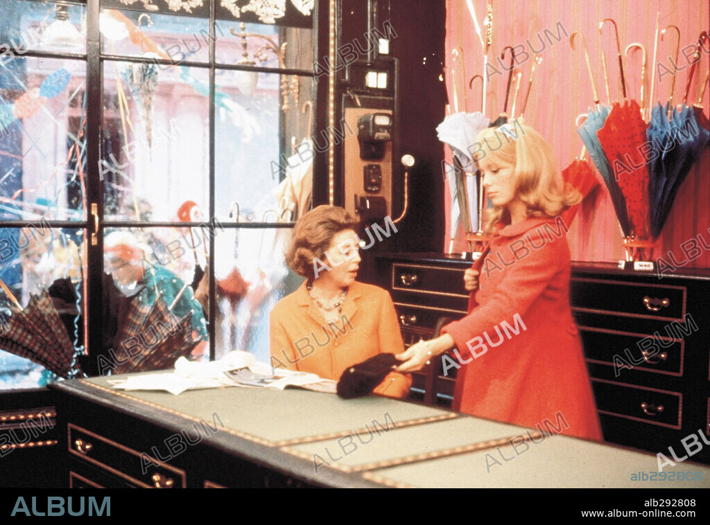 Catherine Dorléac. CATHERINE DENEUVE dans LES PARAPLUIES DE CHERBOURG, 1964, réalisé par JACQUES DEMY. Copyright PARC FILMS.