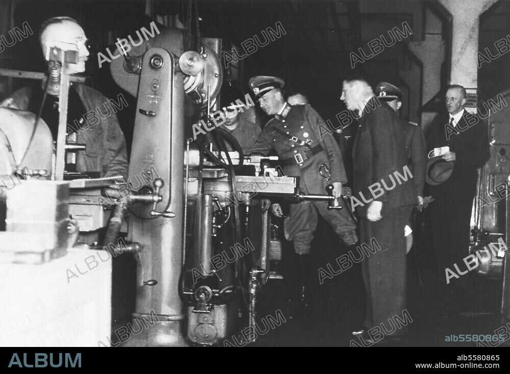 Brauchitsch, Walther von Generalfeldmarschall (1938-1941 Oberbefehlshaber des Heeres), 1881-1948. Generaloberst von Brauchitsch besichtigt die Rheinmetall-Werke in Düsseldorf. Foto, 10. August 1939.