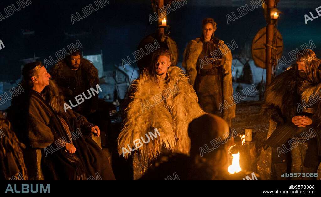 ALEXANDER DREYMON, INGRID GARCIA JONSSON, ROD HALLETT y ROSS ANDERSON en SIETE REYES DEBEN MORIR, 2023 (SEVEN KINGS MUST DIE), dirigida por EDWARD BAZALGETTE. Copyright CARNIVAL FILM & TELEVISION.