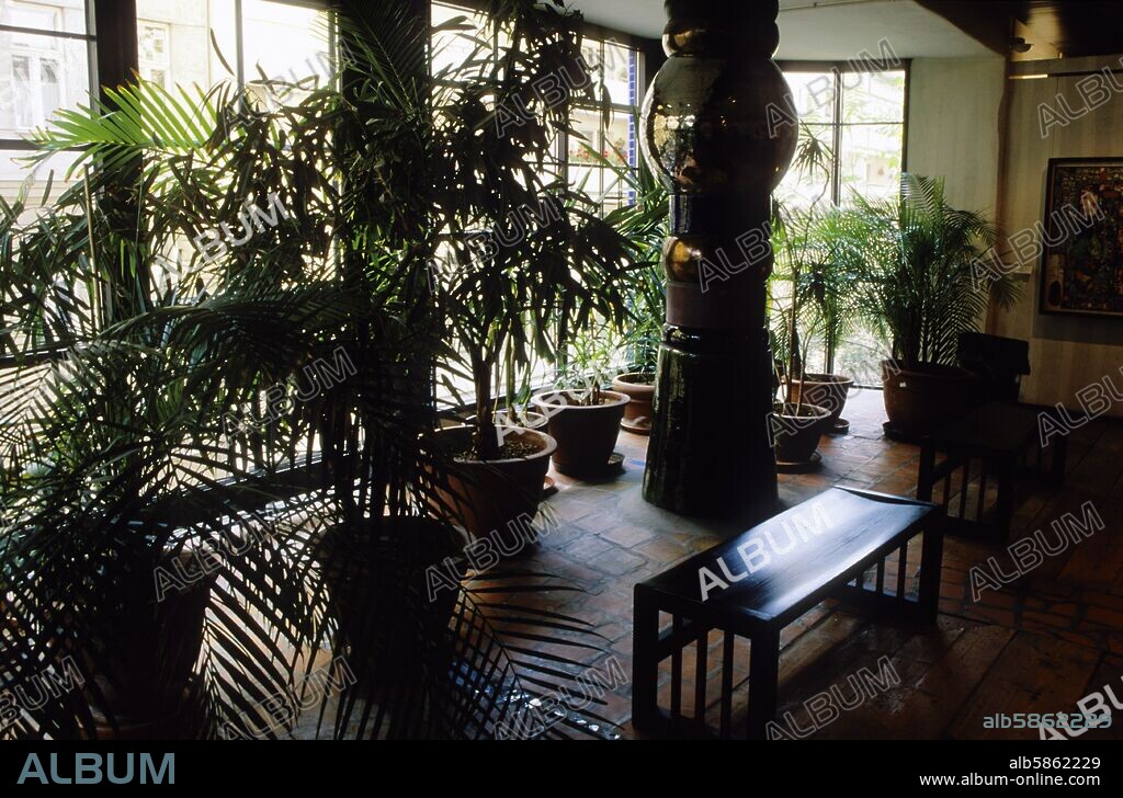 Kunsthaus - Wien / Casa del Arte de Viena, diseñada por el arquitecto Hundertwasser; sala interior ajardinada.