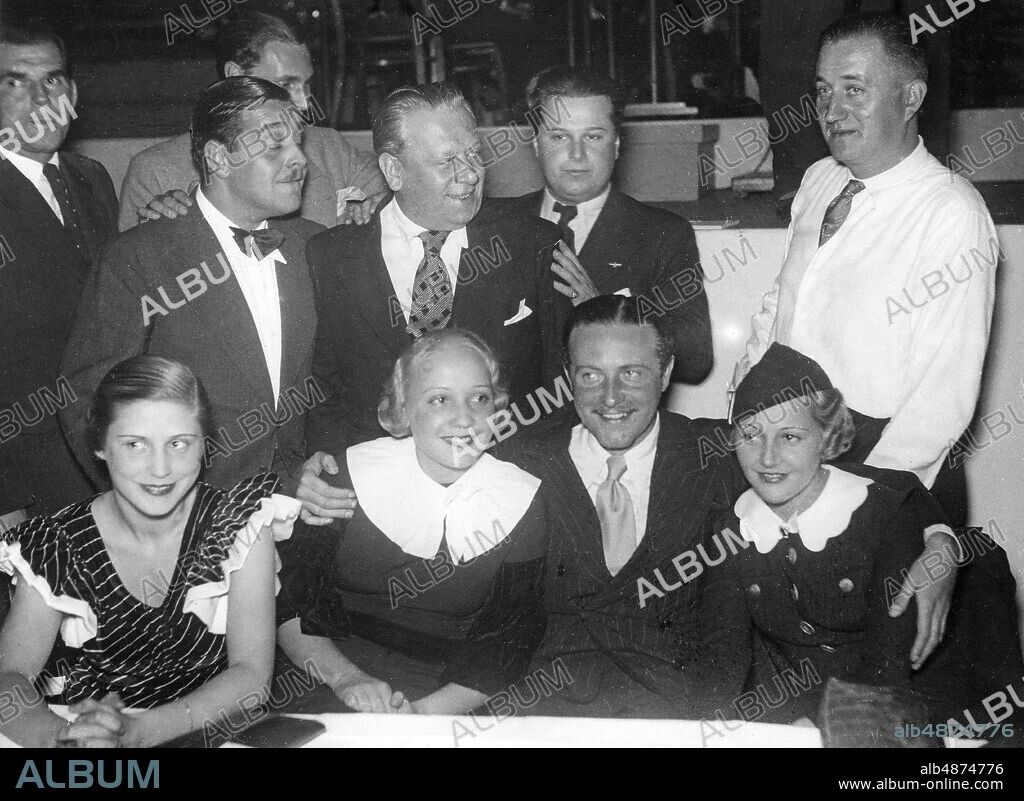 GERMANY BERLIN 1933-10-05. Orig. caption ... TONFILMSTERNE SINGEN. An evening in the broadcasting room of the Berlin radio hour. 44252) A funny group of celebrities: Else Elster, Trude Marlen, Willi Fritsch and Lien Deyers sitting from left. Photo: Robert Sennecke / AB Text & Bilder / SVT / Code: 5600 Folder: Fritsch, Willi Smiling persons: ELSE ELSTER; WILLY FRITSCH; TRUDE MARLEN; LIEN DEYERS sites: BERLIN; GERMANY.