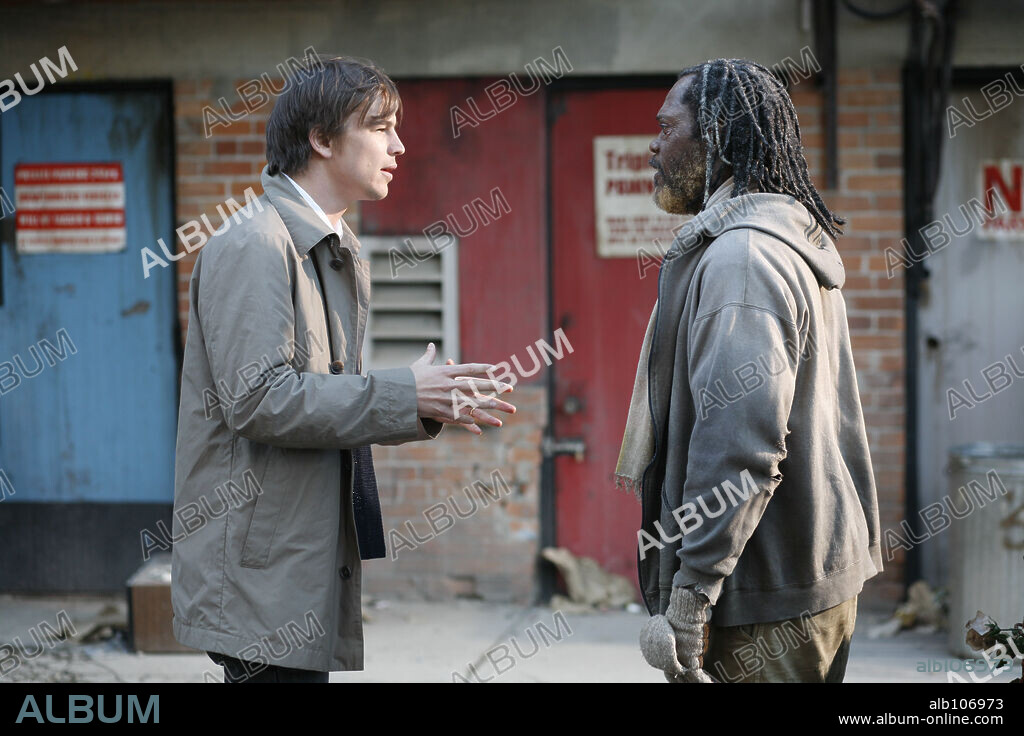 JOSH HARTNETT and SAMUEL L. JACKSON in RESURRECTING THE CHAMP, 2007, directed by ROD LURIE. Copyright PHOENIX PICTURES.