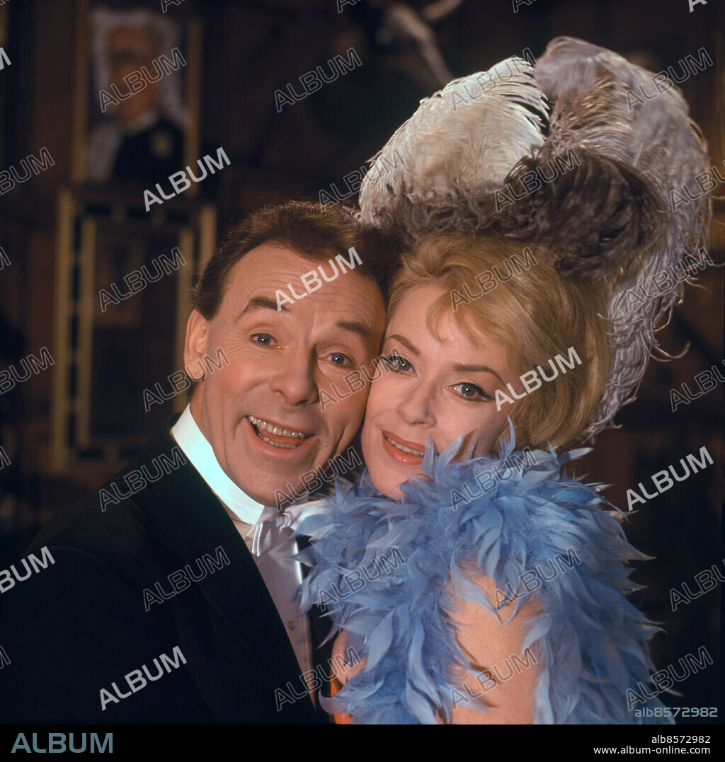 1967-01.. LORDEN FRÅN GRÄNDEN Musical av L Arthur Rose och Douglas Furber i regi av Nils Poppe. Sänt första gången 1967-03-27. Publ i RiR 13/67, omslag: Operett i TV: Lorden från gränden med Nils Poppe och Annalisa Ericson. A Ericson, född 1913, svensk skådespelerska och artist. N Poppe, 1908-2000, svensk skådespelare och teaterdirektör. Boa Fjädrar CD543 persons: NILS POPPE;ANNALISA ERICSON sites: SVERIGE.