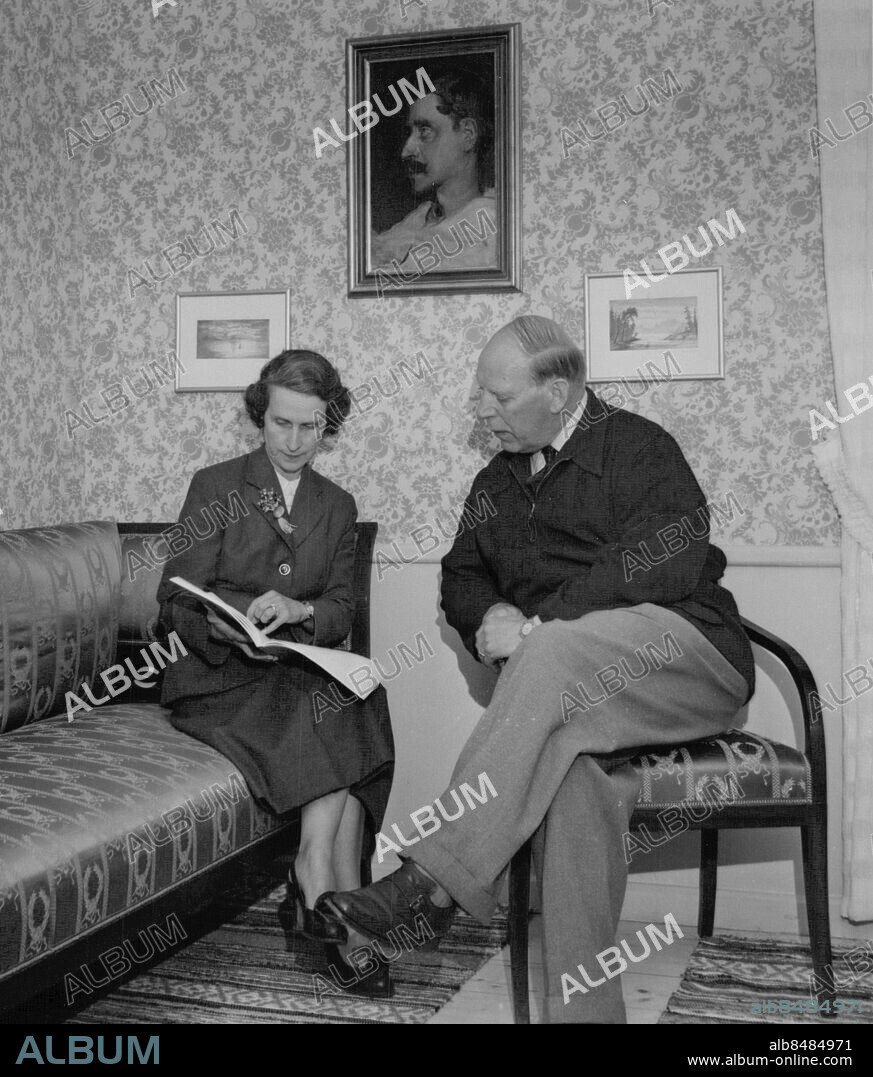 Närke 1953-08-29. Olshammar. Gården är mest känd som Verner von Heidenstams barndomshem. Disporentparet Otto och Märtha Heijne har slagit sig ner i en vrå av Heidenstamrummet. Foto: SvD / TT / kod 12014.