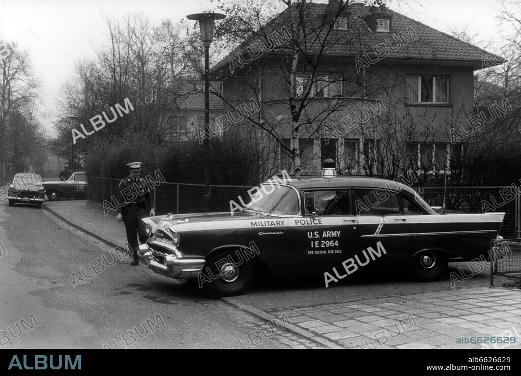 A car of the American military police stands in front of the buildings of the Soviet military mission in Neuwiesenstrasse in Frankfurt am Main-Niederrad on the 4th of December in 1957. 04/12/1957