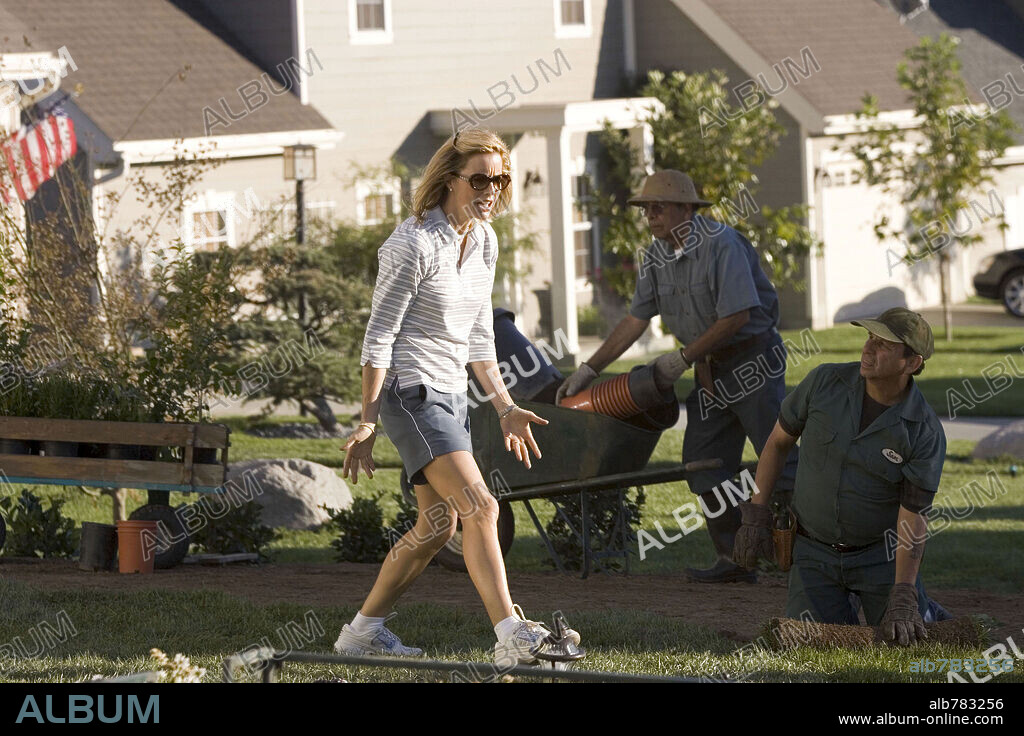 TEA LEONI in FUN WITH DICK AND JANE, 2005, directed by DEAN PARISOT. Copyright COLUMBIA PICTURES / NELSON, RALPH.