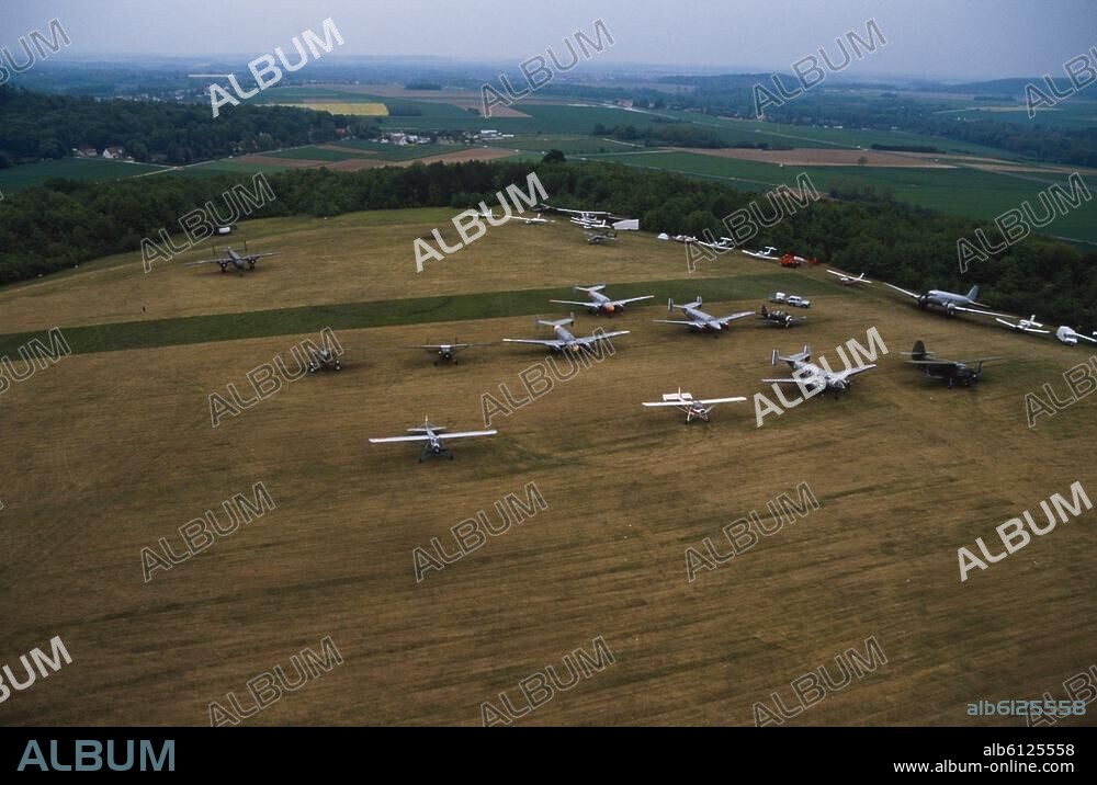 Luftfahrt / Flugzeuge.-"Fête aérienne" auf dem Aérodrome de Cerny in La Ferté-Alais (Dép.Essonne, Frankreich; alljährlich über Pfingsten abgehaltene Flugschau mit Oldtimer-Flugzeugen, veranstaltet von der Société Amicale Jean-Baptiste Salis): Blick über das Flugfeld.-/ / Luftaufnahme, undatiert.