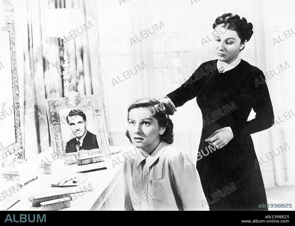 JOAN FONTAINE y JUDITH ANDERSON en REBECA, 1940 (REBECCA), dirigida por ALFRED HITCHCOCK. Copyright Selznick International Pictures.