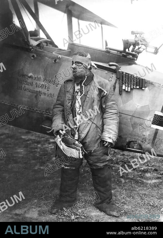 Militär / Deutsche Luftwaffe: 1. Weltkrieg 1914-18.-Flieger in elektrisch beheizbarer Wintermontur.-Foto, undat.
