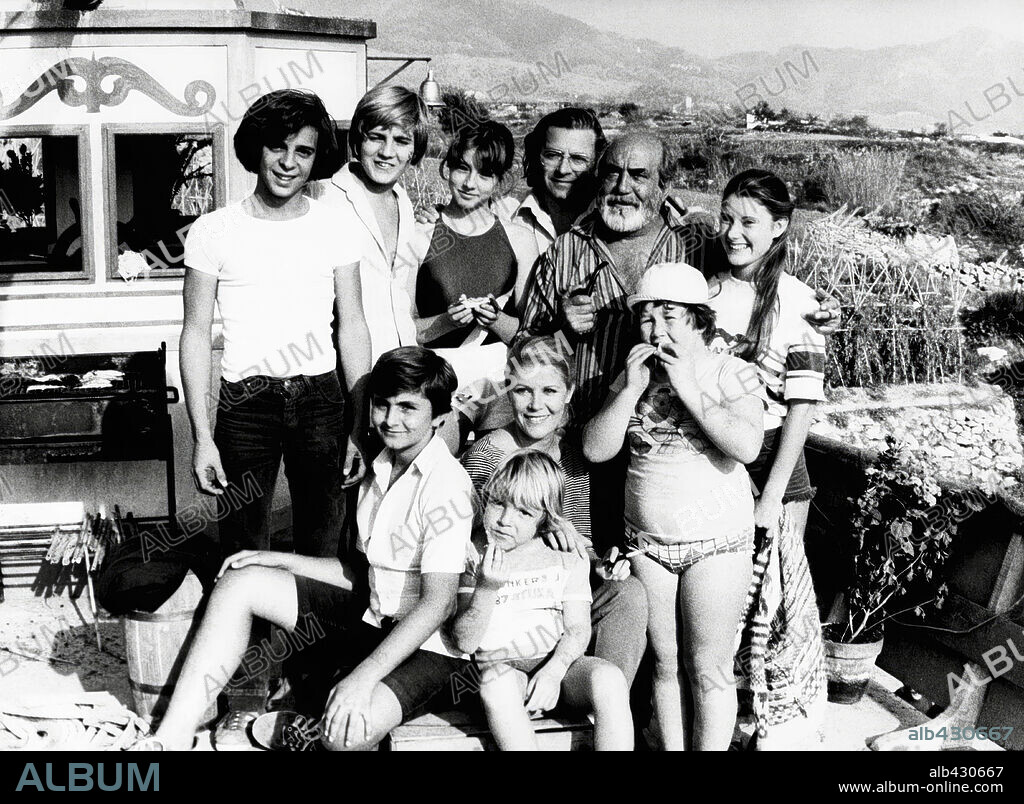 ANTONIO FERRANDIS, ANTONIO MERCERO, CRISTINA TORRES, GERARDO GARRIDO, JOSE LUIS FERNANDEZ, JUAN JOSE ARTERO, MARIA GARRALON, MIGUEL ANGEL VALERO, MIGUEL JOVEN and PILAR TORRES in VERANO AZUL, 1981, directed by ANTONIO MERCERO. Copyright TVE.