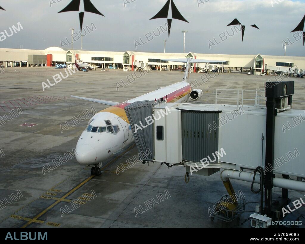 FINGER O PASILLO DE EMBARQUE ADOSADO AL AVION - FOTO AÑO 2005.