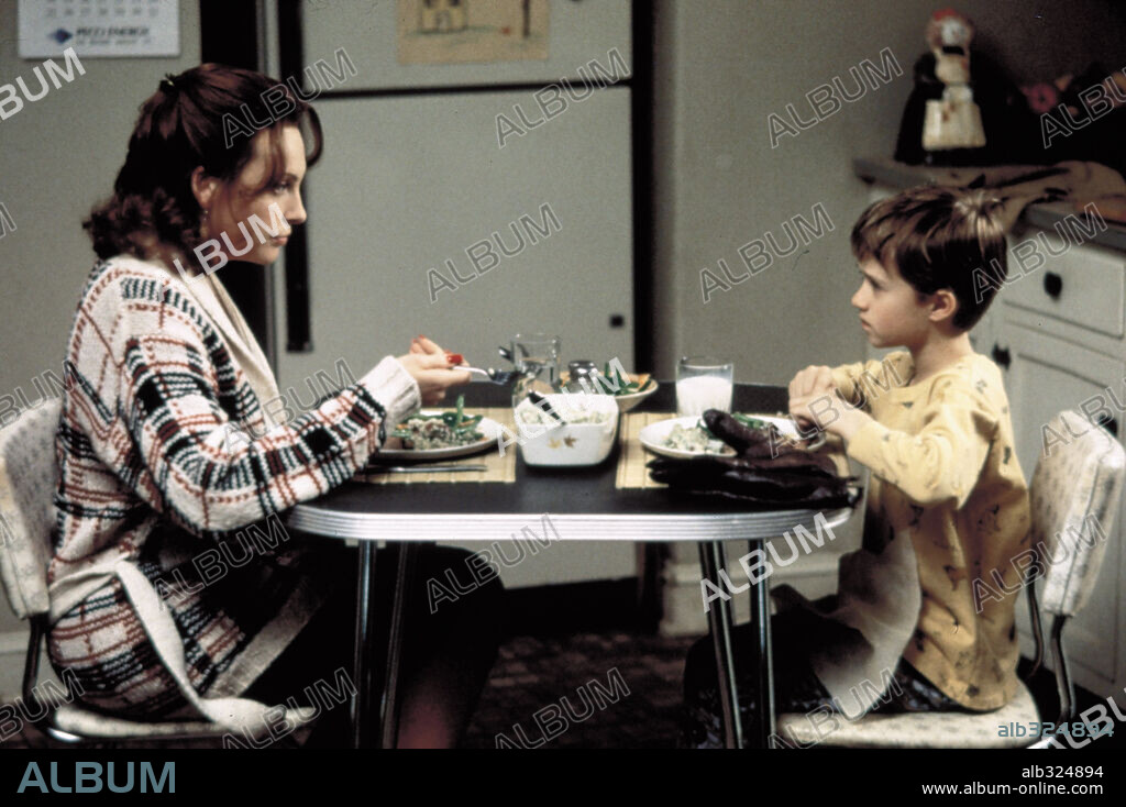 HALEY JOEL OSMENT und TONI COLLETTE in THE SIXTH SENSE, 1999, unter der Regie von M. NIGHT SHYAMALAN. Copyright BUENA VISTA INTERNATIONAL AND SPYGLASS ENTERTAINMENT GROUP, / PHILLIPS, RON.