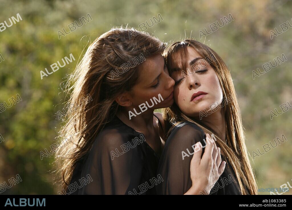 CANDELA PEÑA y GOYA TOLEDO en LOS AÑOS DESNUDOS, 2008, dirigida por DUNIA AYASO y FELIX SABROSO. Copyright ANTENA 3 FILMS/LITTLE GIRAFFE SL.