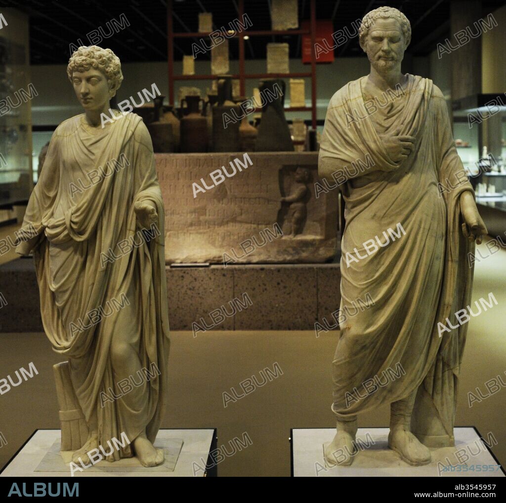 A la izquierda, estatua de un ciudadano romano del siglo II. La cabeza de un joven Marco Aurelio fue añadida posteriormente por un escultor Neo-clásico. A la derecha, estatua de un ciudadano romano de finales del siglo I a. C., en época de la República. La cabeza se añadió posteriormente para representar a Demóstenes (384-322 a. C.). Mármol. Museo Romano-Germánico. Colonia. Alemania.