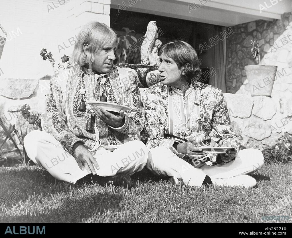 ALFREDO LANDA y MANOLO GOMEZ BUR en UNA VEZ AL AÑO SER HIPPY NO HACE DAÑO, 1969, dirigida por JAVIER AGUIRRE.