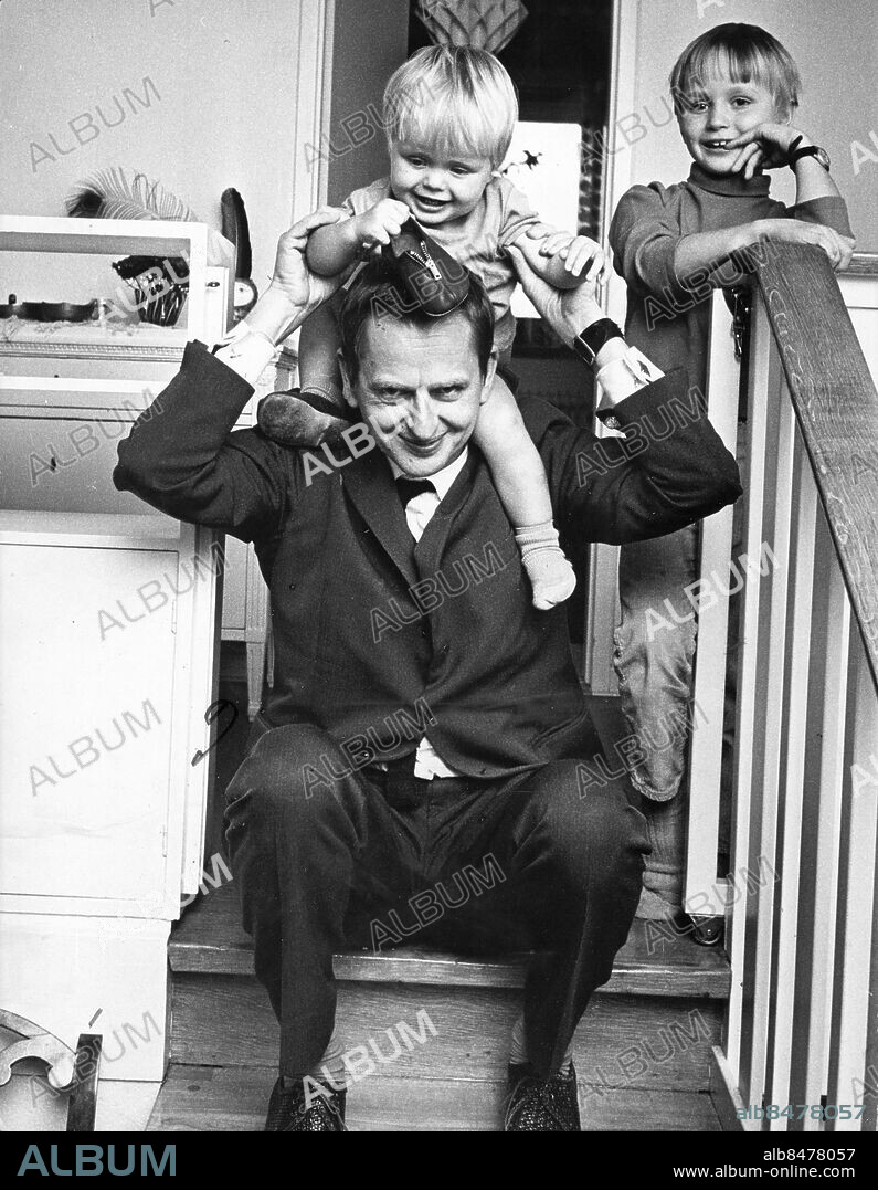 STOCKHOLM 1969-09-25. Blivande statsminister Olof Palme ger sig alltid tid för att hinna med att leka lite grann med barnen. Här med sonen Mattias och minsta gossen Palme, Mårten, som nu är sexton månader.. Foto: Jan Delden / Expressen / TT / Kod: 10. ** AFTONBLADET OUT **.