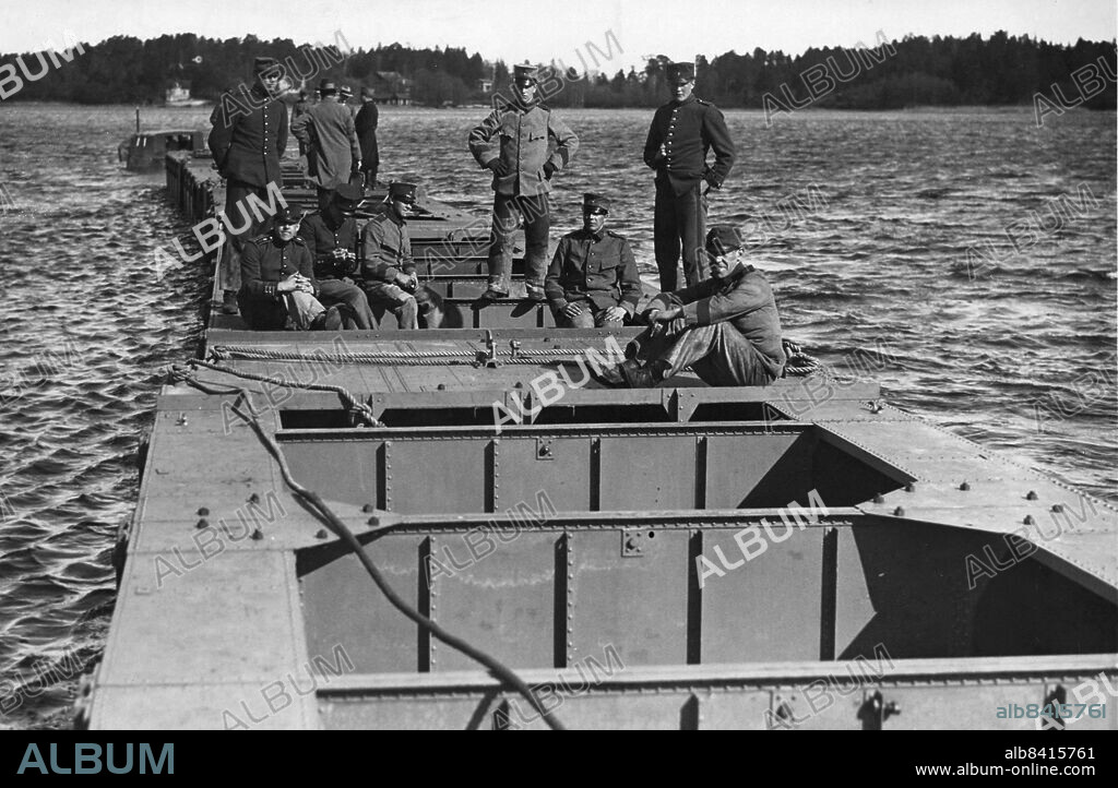 Stockholm 1928-03-05. Pontonbron över Norrström börjar nu förberedas vid Svea ingenjörkår vid Frösunda. På onsdagsmorgonen bogserades de nya, , moderna pontonerna dit ifrån Värtan, och den närmaste tiden är det meningen att manskapet skall ha övningar med materialet innan det släppes loss på Strömmen. Här nedan en bild från bogseringen.. Foto: DN / TT / Kod: 192. ** SvD OUT **.