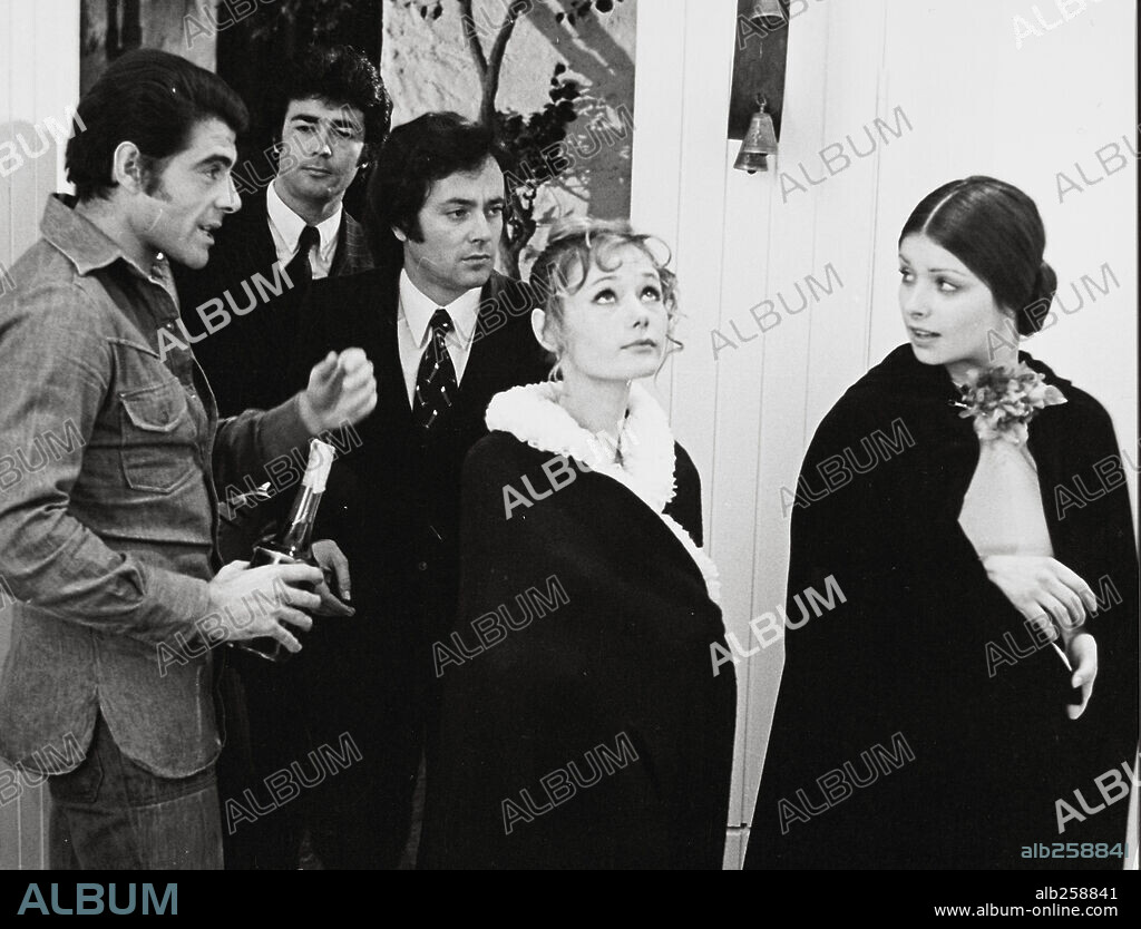AMPARO MUÑOZ, IVONNE SENTIS, JUAN LUIS GALIARDO, MAXIMO VALVERDE y VICTOR PETIT en CLARA ES EL PRECIO, 1975, dirigida por VICENTE ARANDA.
