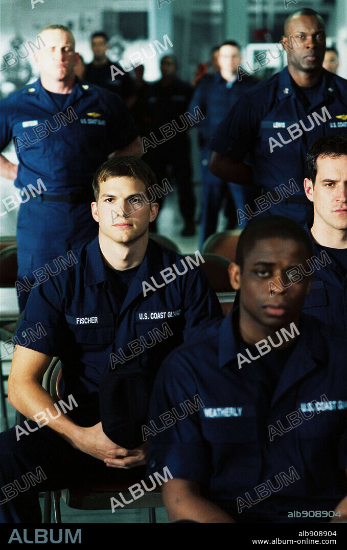 ASHTON KUTCHER and DULE HILL in THE GUARDIAN, 2006, directed by ANDREW DAVIS. Copyright TOUCHSTONE PICTURES/BEACON PICTURES/CONTRAFILM/FIRM FILMS / GLASS, BEN.