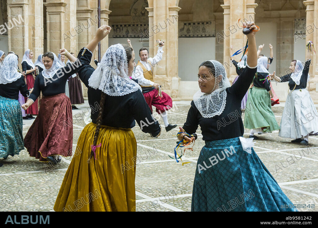 baile de boleros tradicionales mallorquines, claustro de Sant Bonaventura, Llucmajor, islas baleares, Spain.