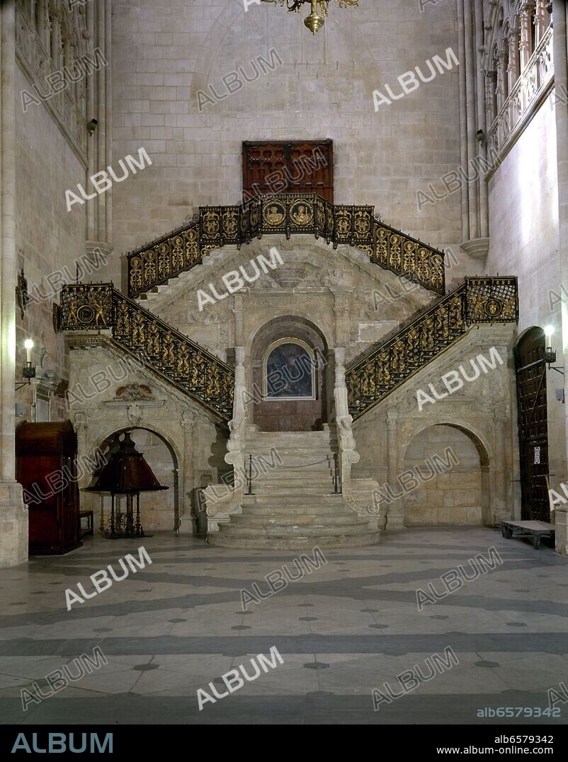 DIEGO DE SILOÉ. ESCALERA DORADA - 1519 - RENACIMIENTO ESPAÑOL - SALVA EL DESNIVEL HACIA LA PUERTA DE LA CORONERIA.