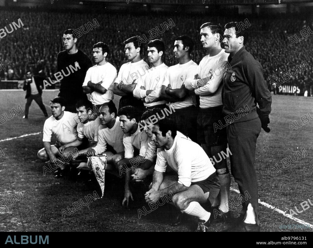 June 7, 1967. Tribute to Di Stéfano. The match ended with the result of real Madrid, 0; Celtic, 1. Di Stéfano was awarded the medal for sporting merit. Alfredo Di Stéfano Retires as a Player. In the Image, the team that Started. From left to right, top, Junquera, Calpe, Felipe, Sanchís, Pirri, zoco and Betancort (substitute goalkeeper); Below, Serena, Amancio, Di Stéfano, Velázquez and Gento. Pachín and Grosso would also play.