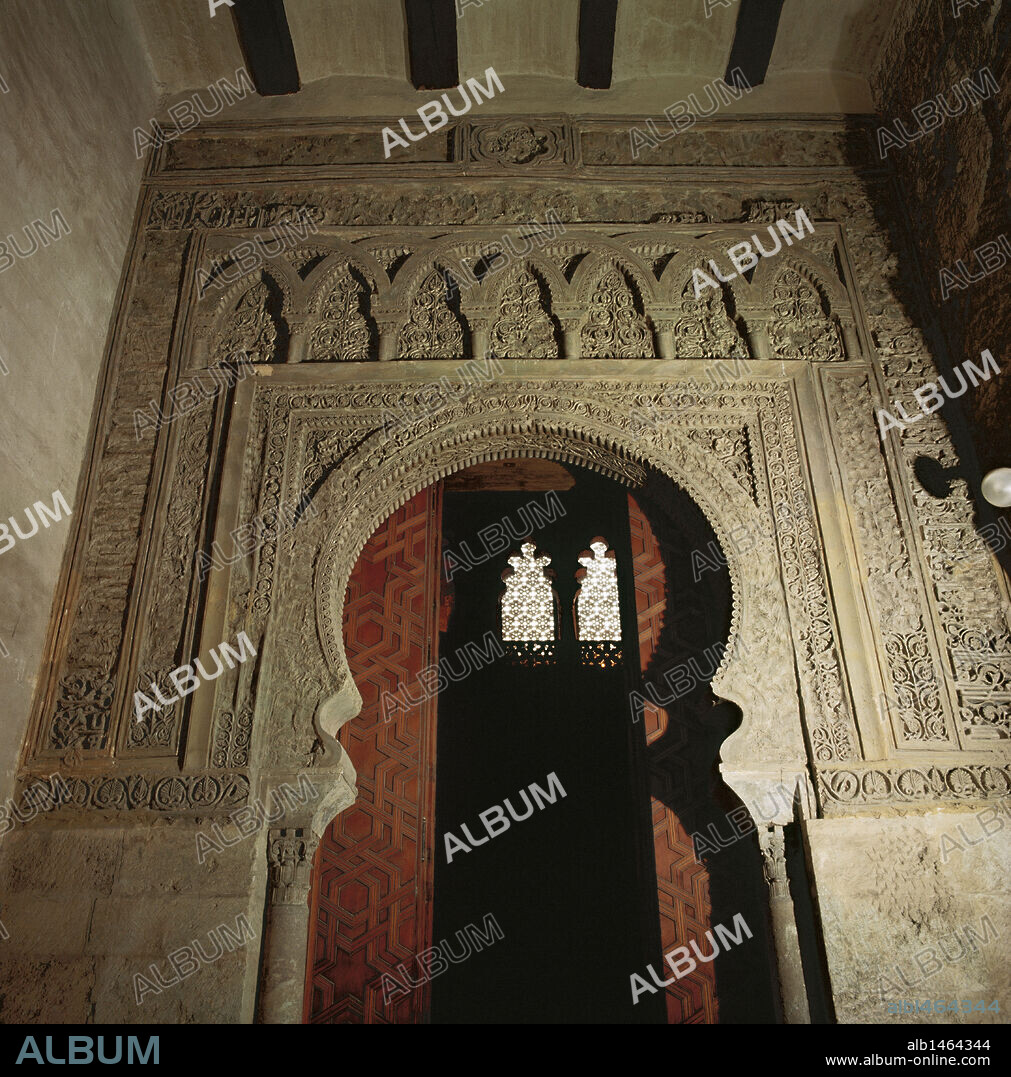 ARTE ISLAMICO. ESPAÑA. PALACIO DE LA ALJAFERIA. Construído en el S. XI, bajo el reinado de Aben-Alfage. Villa de recreo de los reyes de taifas de Zaragoza. Es la sede de las Cortes de Aragón. Vista interior. Zaragoza. Aragón.