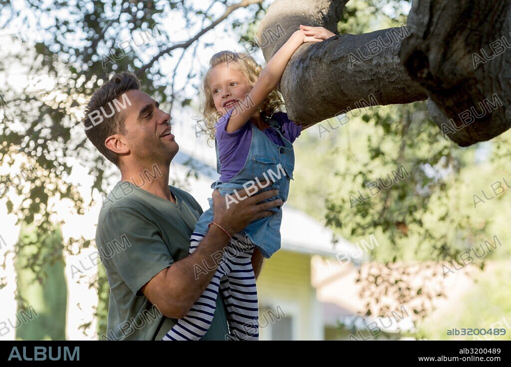 BOBBY CANNAVALE und GISELLE EISENBERG in DANNY COLLINS, 2015, unter der Regie von DAN FOGELMAN. Copyright BIG INDIE PICTURES/SHIVHANS PICTURES.