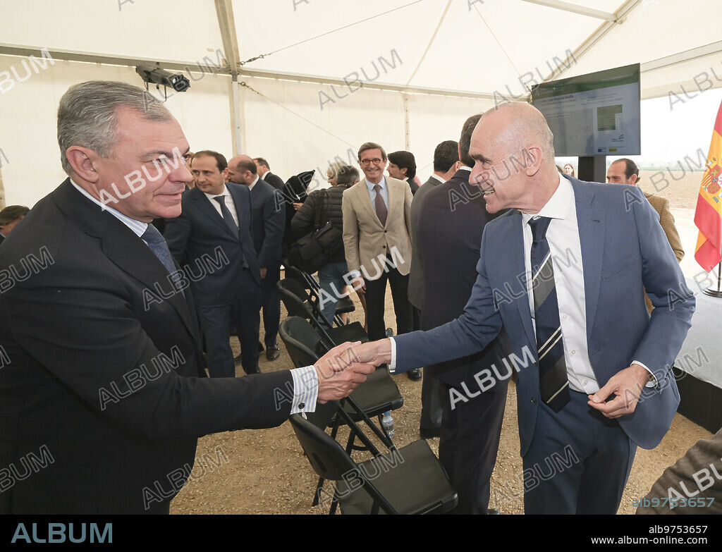 Sevilla, 20/02/2023. El presidente de la Junta de Andalucía, Juanma Moreno, coloca la primera piedra del ramal técnico del tramo Norte de la línea tres del metro de Sevilla, junto al alcalde hispalense, Antonio Muñoz, el delegado del Gobierno de España en Andalucía, Pedro Fernández, el candidato del PP a la alcaldía, José Luis Sanz. Foto: J. M. Serrano. ARCHSEV.