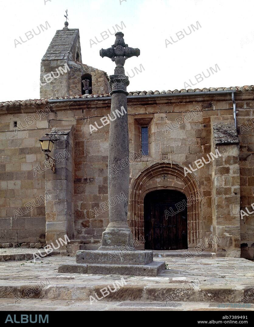 CRUCERO FRENTE A LA IGLESIA DE SANTA CECILIA.